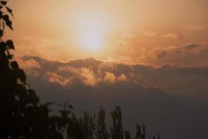 soluppgång i kashmir, himalaya foto