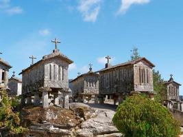 spannmålsmagasin av soajo eller espigueiros de soajo i portugal. dessa smal sten spannmålsmagasin ha varit Begagnade till Lagra och torr ut spannmål för hundratals av år. foto