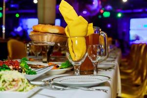 vackert inrett catering bankettbord med olika matsnacks och aptitretare foto