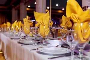 vackert serverat bord för bröllop eller annan fest i restaurangen foto