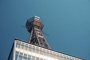 tsutenkaku torn i shinsekai distrikt. dess en landmärke av osaka japan foto