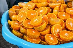 halv skära färsk apelsiner, för apelsiner juice foto