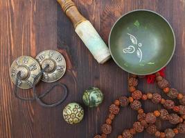 tibetan sång skål och objekt för religiös ritual foto