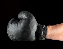 boxning handske klädd på mannens hand foto