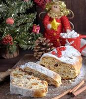 stollen, en traditionell europeisk kaka med nötter och kanderad frukt, är dammat med glasyr socker foto