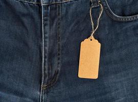 tömma brun märka bunden på en rep till blå jeans foto