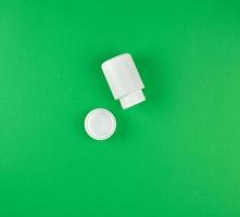vit plast behållare för tabletter, nära de omslag foto