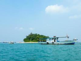 en små ö i de hamn av merak, cilegon, banten. foto