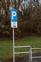 tecken för parkering cyklar och motorcyklar foto