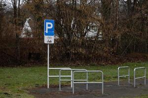 tecken för parkering cyklar och motorcyklar foto