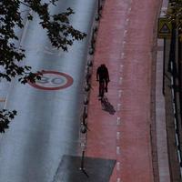 cyklist på de gata, cykel läge av transport i bilbao stad, Spanien foto