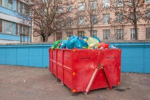 Slovakien, bratislava - 01.08.2023 behållare med sopor på de stad gata. ekologi begrepp. foto