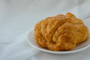 Smör croissant för frukost foto