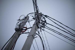 elektrisk trådar mot himmel. trådar på Pol. urban infrastruktur. foto