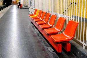 orange stolar i de tunnelbana i paris. foto