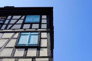 gammal hus i strasbourg, paris med blå himmel. foto