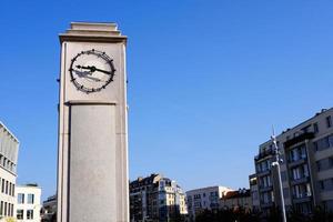 klocka torn i främre av versailles tåg station. foto