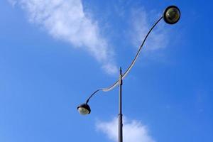 lampa posta med blå himmel bakgrund i paris, Frankrike. foto