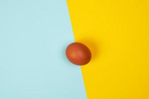 oval brun hela rå kyckling ägg på ett abstrakt Färg bakgrund foto