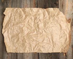 brun papper på en trä- yta från gammal styrelser foto