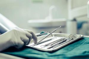 tandläkare väljer utrustning på bordet foto