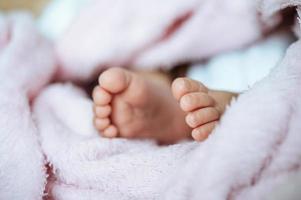 nyfödda baby fötter foto