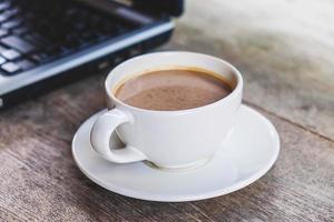 kopp kaffe på ett skrivbord foto