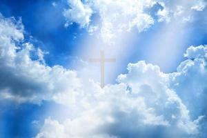 abstrakt av christ korsa på himmel himmel och vit moln, lämplig för religion. foto