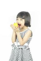 asiatisk söt flicka som äter frukt