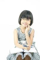 asiatisk tjej som sitter och bär glasögon foto