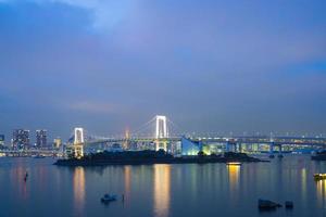 regnbågsbro vid odaiba, tokyo i japan foto