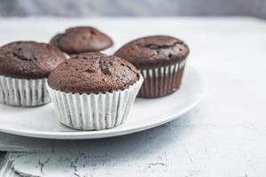 chokladmuffins på en tallrik foto