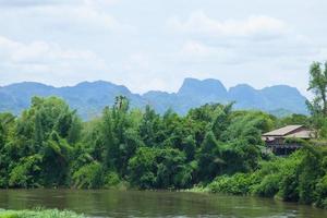 semesterort vid floden i Thailand foto