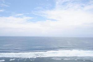 panorama- atmosfär av en skön strand med blå himmel foto