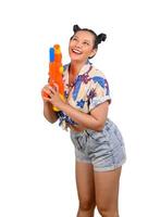 porträtt smiley kvinna i songkran festival med vatten pistol foto