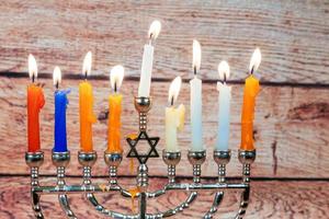 bild av jewish Semester hanukkah bakgrund med menora traditionell kandelaber brinnande ljus foto