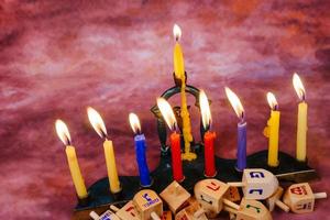hanukkah menora med ljus Lycklig brinnande foto
