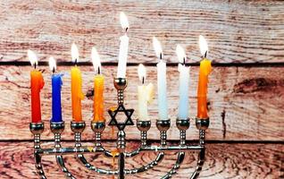 judisk semester hanukkah kreativ bakgrund med menorah. se från ovan fokus på . foto
