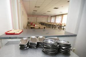 järn plattor i de bakgrund av en offentlig dining rum.skola frukost i en ryska skola foto