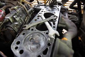 mercedes diesel motor reparera. händer med en mekaniker reparation mercedes delar. demonteras gammal motor. foto