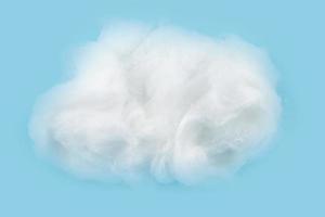 vit bit av bomull ull på en blå bakgrund. delikat moln.bit bomull ull isolerat på blå foto