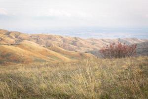 panorama- visningar av vashlovani nationell parkera från svart berg foto