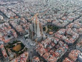 antenn se av barcelona stad horisont och sagrada familia katedral på solnedgång. foto