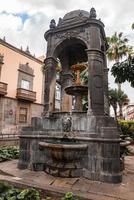fontän och gammal byggnad på torg del espiritu santo i vegueta foto