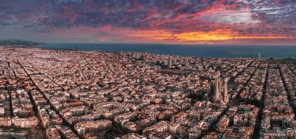 antenn se av barcelona stad horisont och sagrada familia katedral på solnedgång. foto