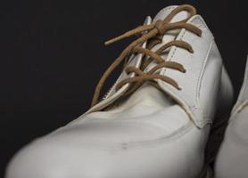 vit skor med kork sulor och brun snören. många delar med annorlunda vinklar. del 5 foto