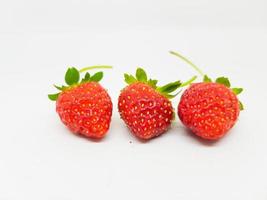 jordgubbar på en vit bakgrund foto