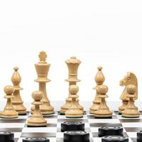 vit schack försvarar mot svart dam foto