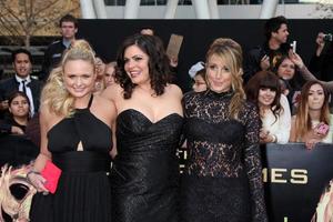 los angeles, mar 12 - miranda Lambert, angaleena presley och Ashley monroe av de pistol annies ankommer på de hunger spel premiär på de Nokia teater på la leva på Mars 12, 2012 i los angeles, ca foto