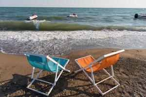 färgrik strand stolar foto